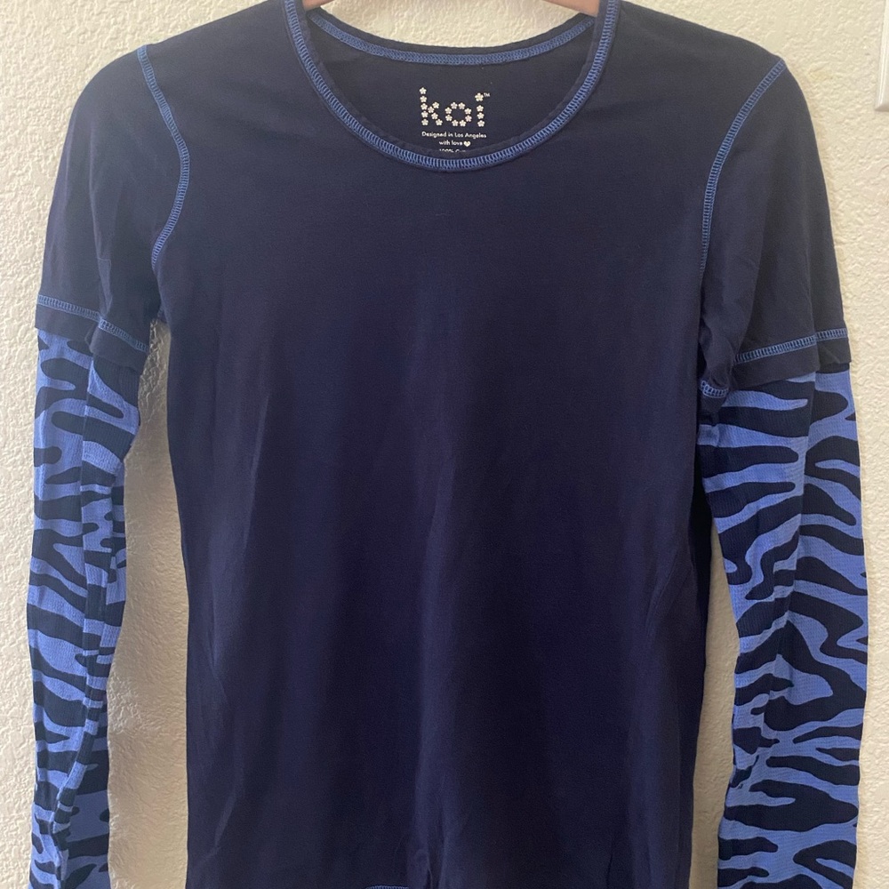 Y2K Blue shirt with patterned sleeve